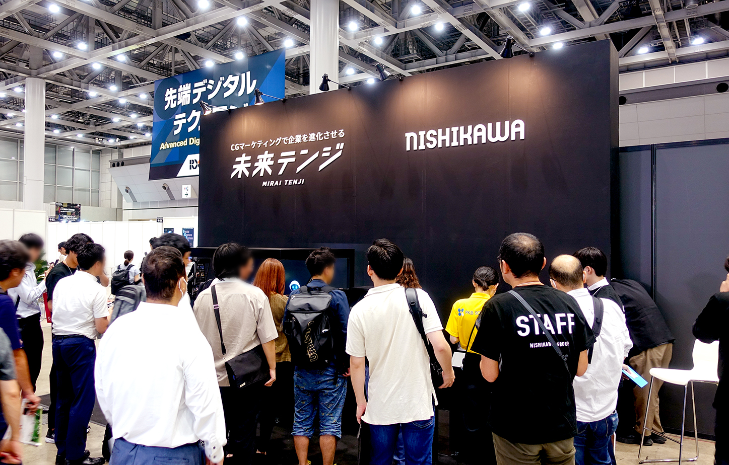 展示会のブースに人が集まっている様子